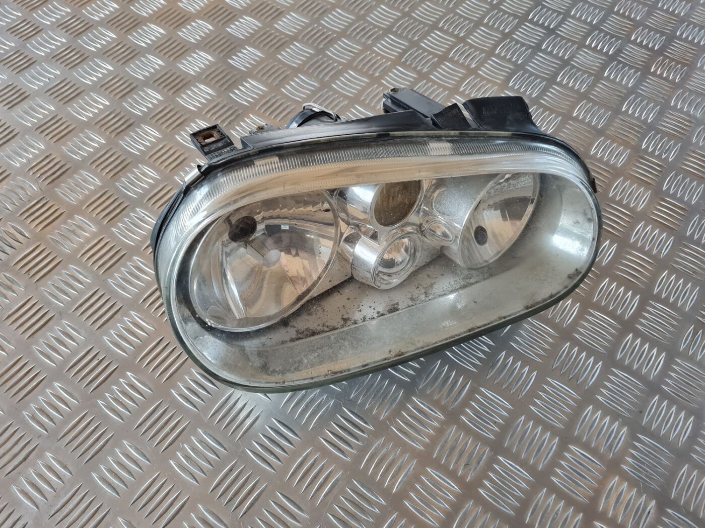 Priekšējais labais lukturis priekš VW GOLF IV 1999 1 Priekšējais labais lukturis priekš VW GOLF IV 1999