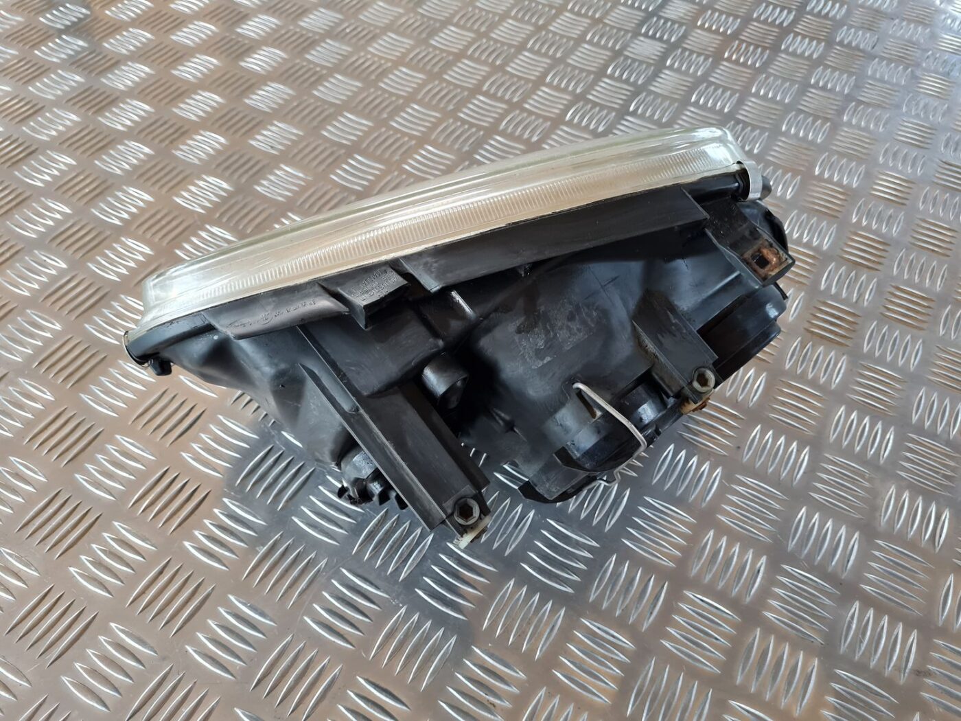 Priekšējais labais lukturis priekš VW GOLF IV 1999 9 Priekšējais labais lukturis priekš VW GOLF IV 1999