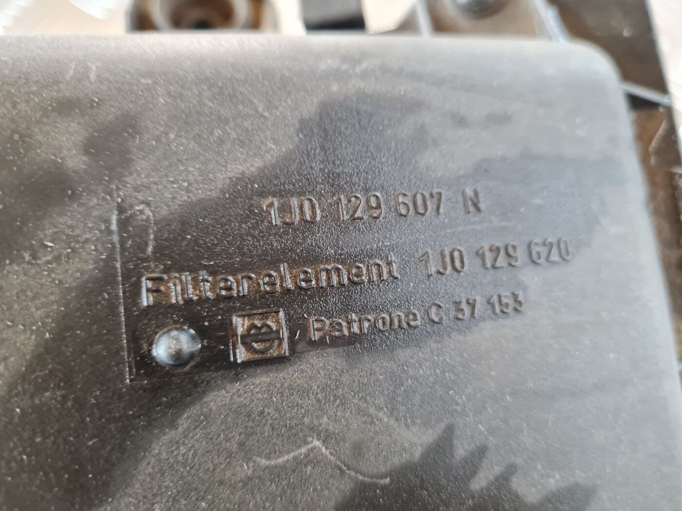 Gaisa filtra korpuss priekš VW GOLF IV 1999 2 Gaisa filtra korpuss priekš VW GOLF IV 1999