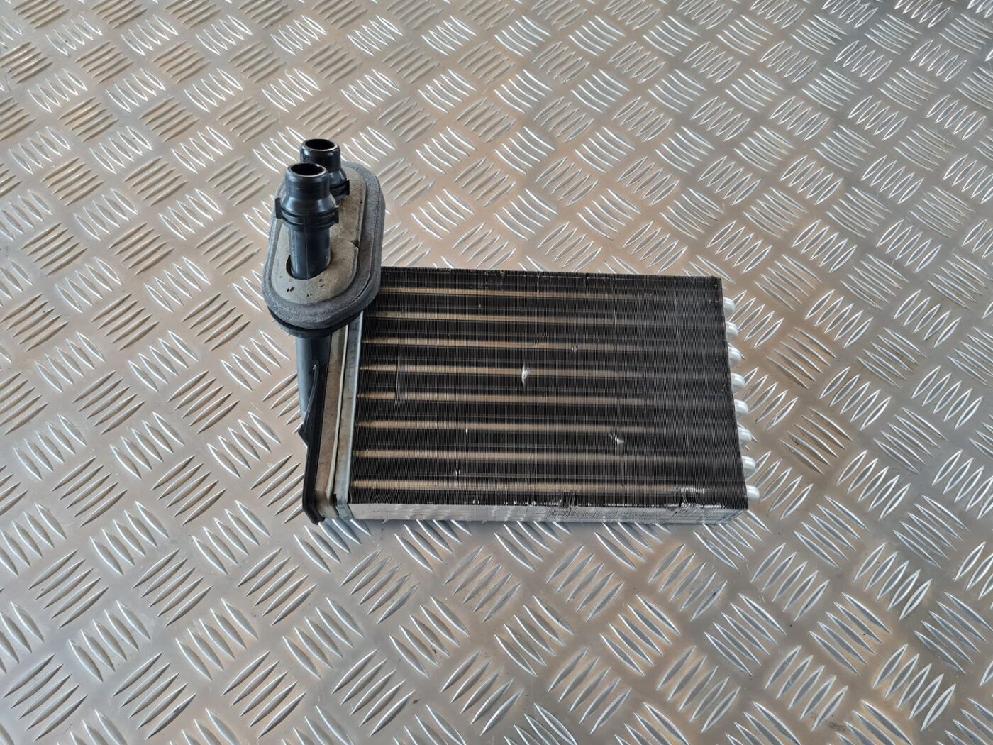 Apsildes sistēmas radiators priekš VW GOLF IV 1999 1 Apsildes sistēmas radiators priekš VW GOLF IV 1999