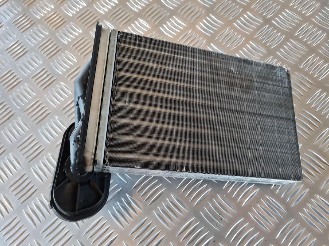 Apsildes sistēmas radiators priekš VW GOLF IV 1999 3 Apsildes sistēmas radiators priekš VW GOLF IV 1999