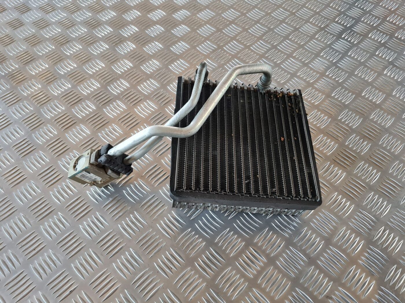 Gaisa kondicionēšanas radiators salonā priekš VW GOLF IV 1999 1 Gaisa kondicionēšanas radiators salonā priekš VW GOLF IV 1999