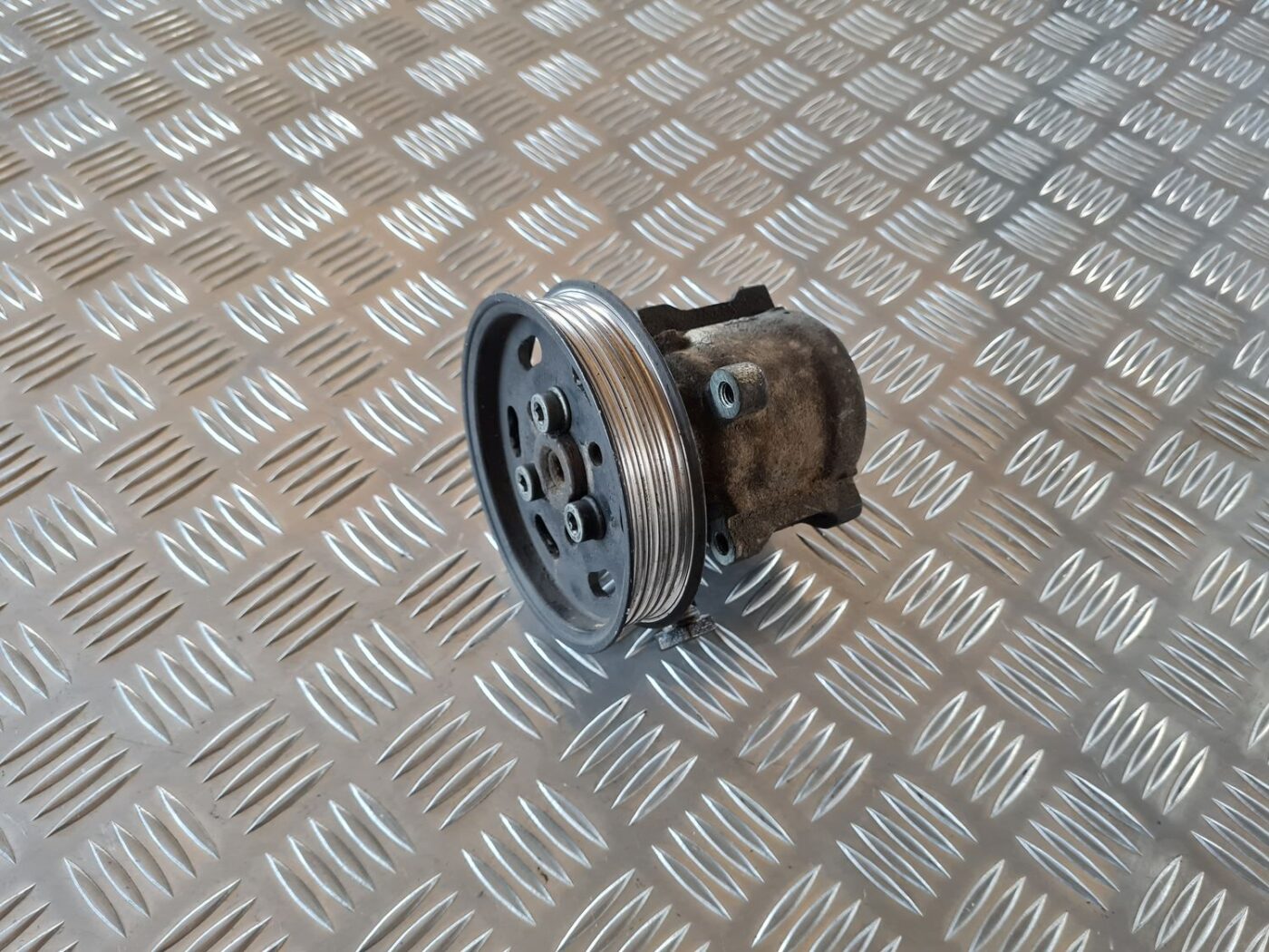 Hidrauliskais pastiprinātājs priekš VW GOLF IV 1999 1 Hidrauliskais pastiprinātājs priekš VW GOLF IV 1999