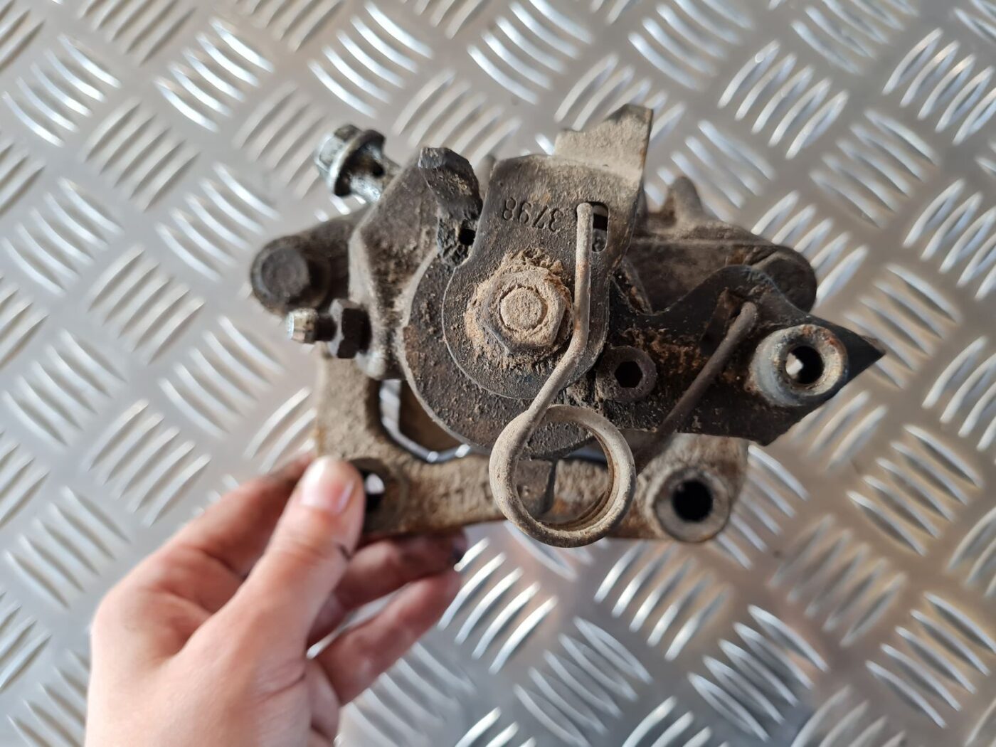 Aizmugurējais labais suports priekš VW GOLF IV 1999 3 Aizmugurējais labais suports priekš VW GOLF IV 1999