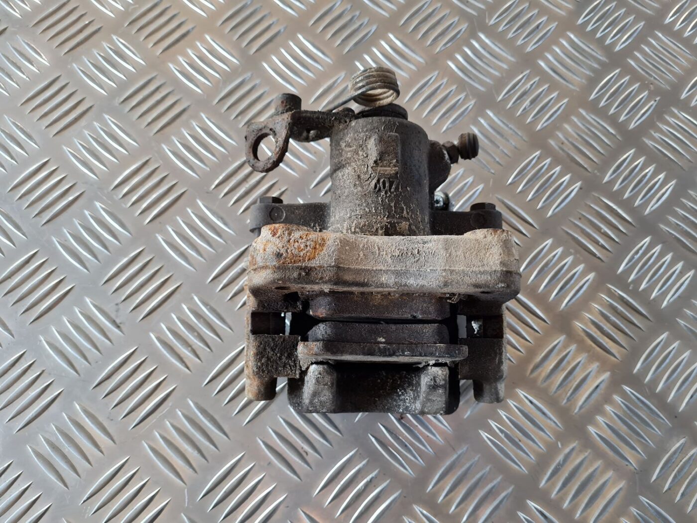 Aizmugurējais kreisais suports priekš VW GOLF IV 1999 2 Aizmugurējais kreisais suports priekš VW GOLF IV 1999