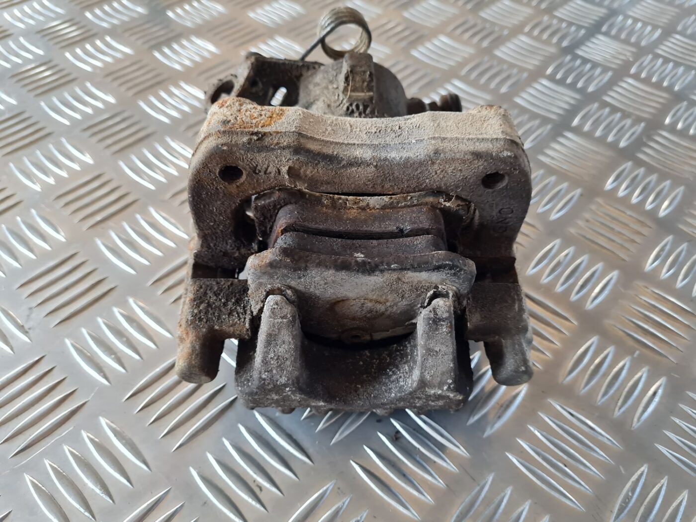 Aizmugurējais kreisais suports priekš VW GOLF IV 1999 4 Aizmugurējais kreisais suports priekš VW GOLF IV 1999