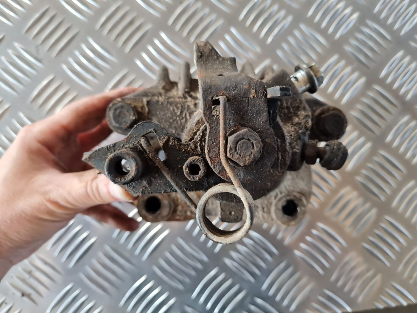 Aizmugurējais kreisais suports priekš VW GOLF IV 1999 3 Aizmugurējais kreisais suports priekš VW GOLF IV 1999