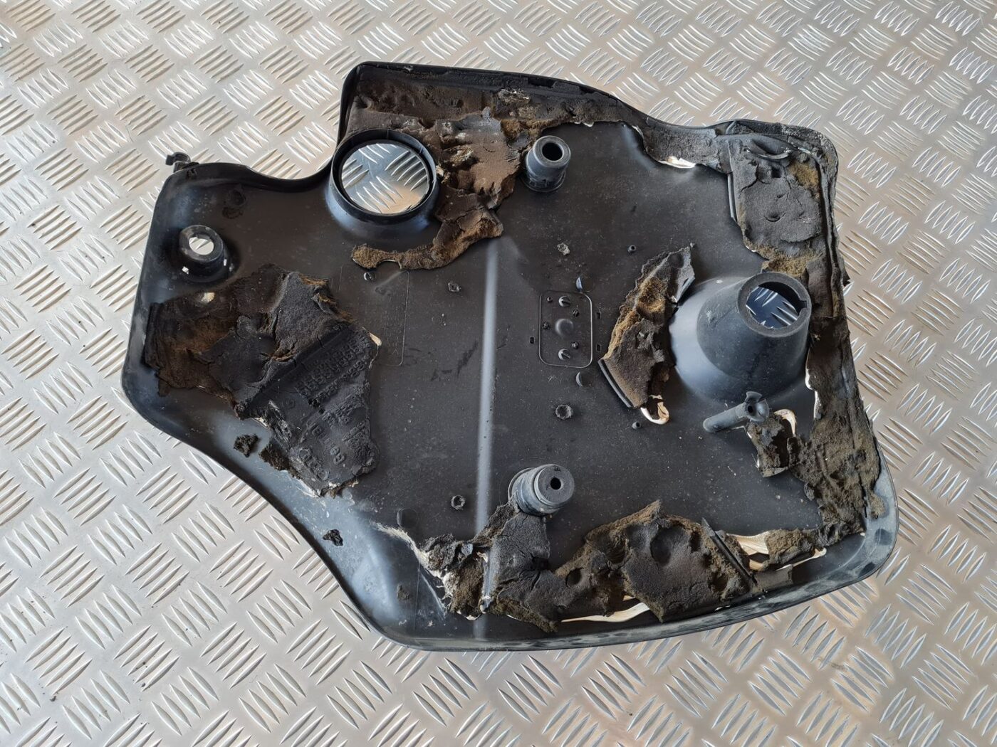 Dzinēja dekoratīvais vāks priekš VW GOLF IV 1999 2 Dzinēja dekoratīvais vāks priekš VW GOLF IV 1999