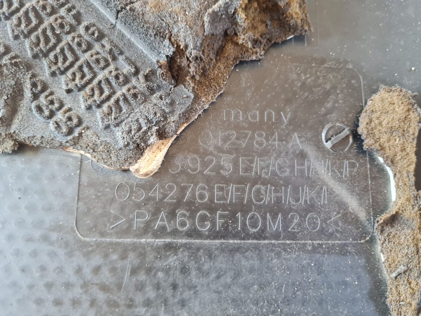 Dzinēja dekoratīvais vāks priekš VW GOLF IV 1999 3 Dzinēja dekoratīvais vāks priekš VW GOLF IV 1999