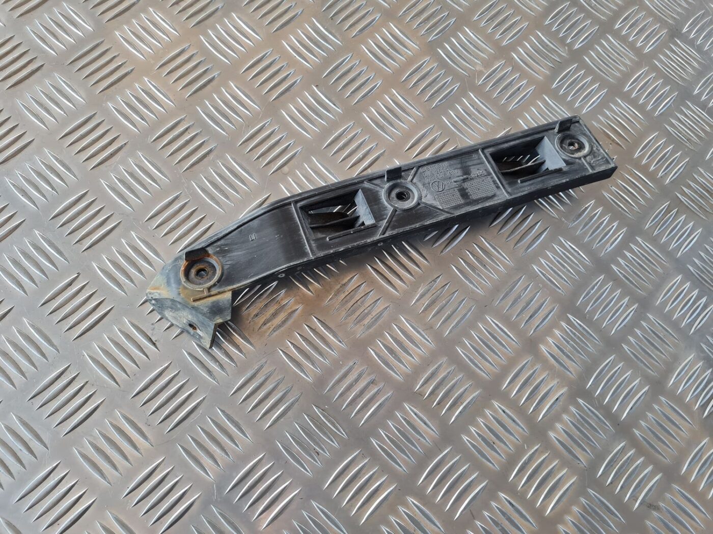 Priekšēja bufera kronšteins priekš VW GOLF IV 1999 1 Priekšēja bufera kronšteins priekš VW GOLF IV 1999