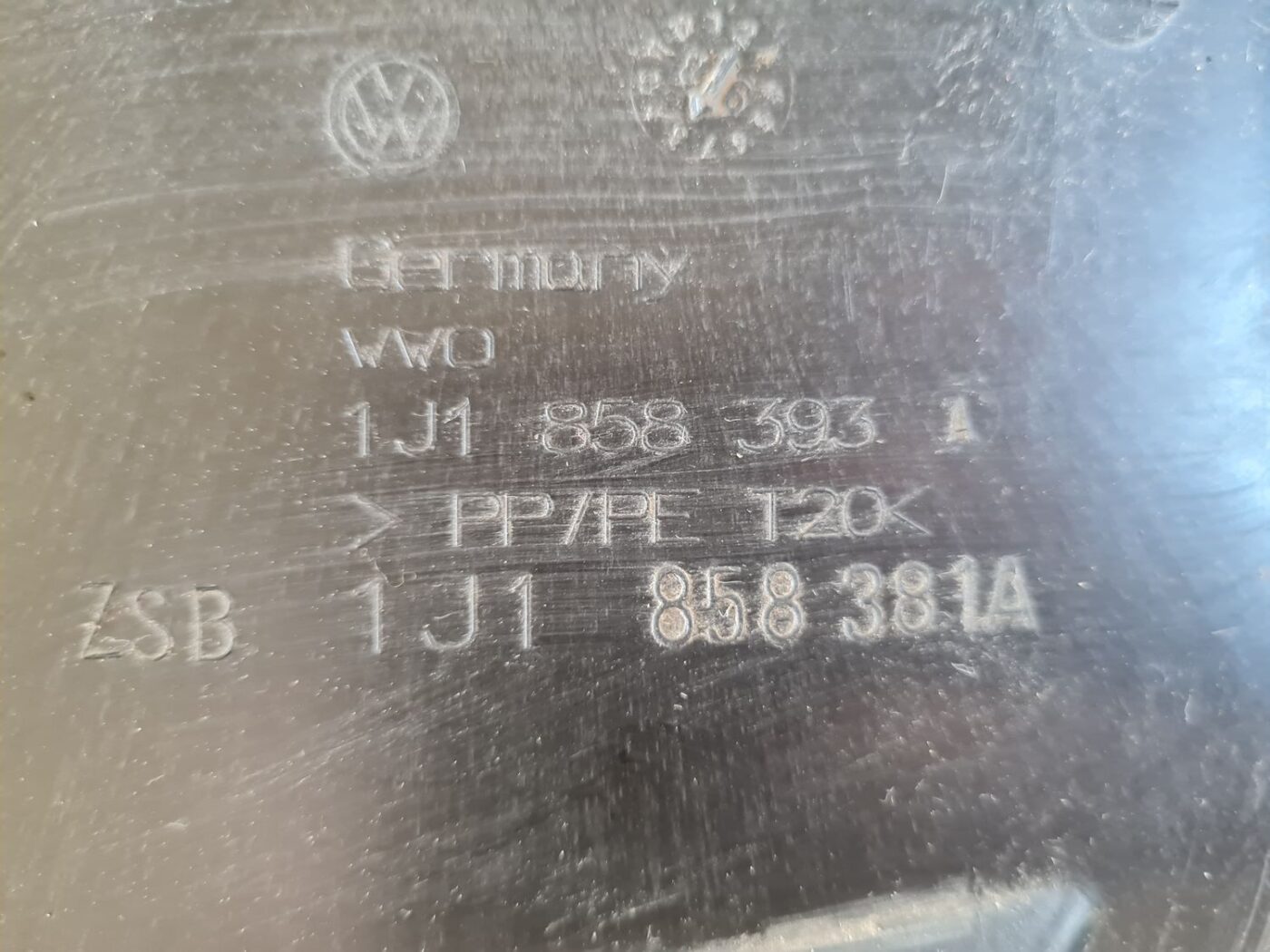 Mērinstrumentu paneļa iekšējā plastmasa priekš VW GOLF IV 1999 3 Mērinstrumentu paneļa iekšējā plastmasa priekš VW GOLF IV 1999