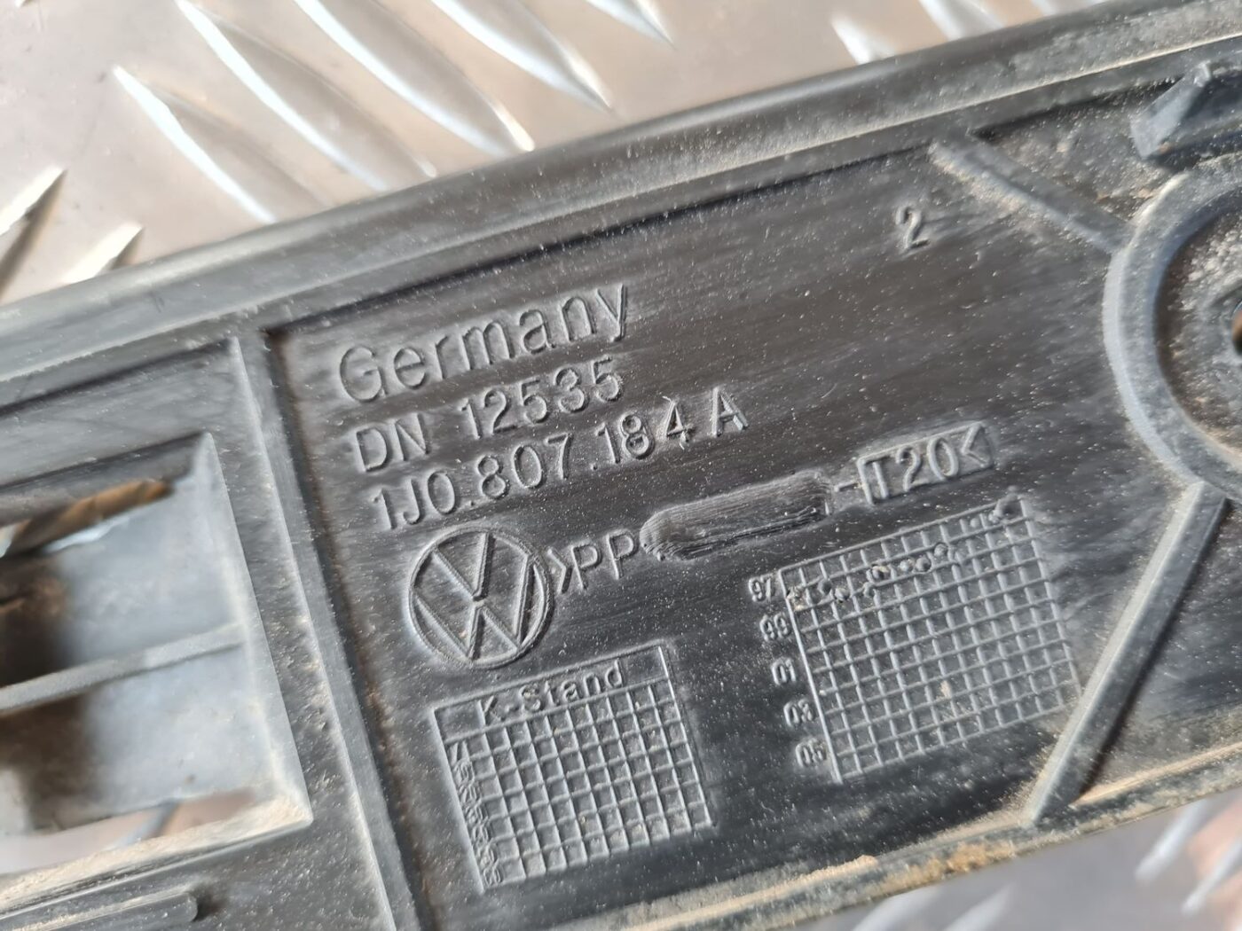 Priekšēja bufera kronšteins priekš VW GOLF IV 1999 4 Priekšēja bufera kronšteins priekš VW GOLF IV 1999