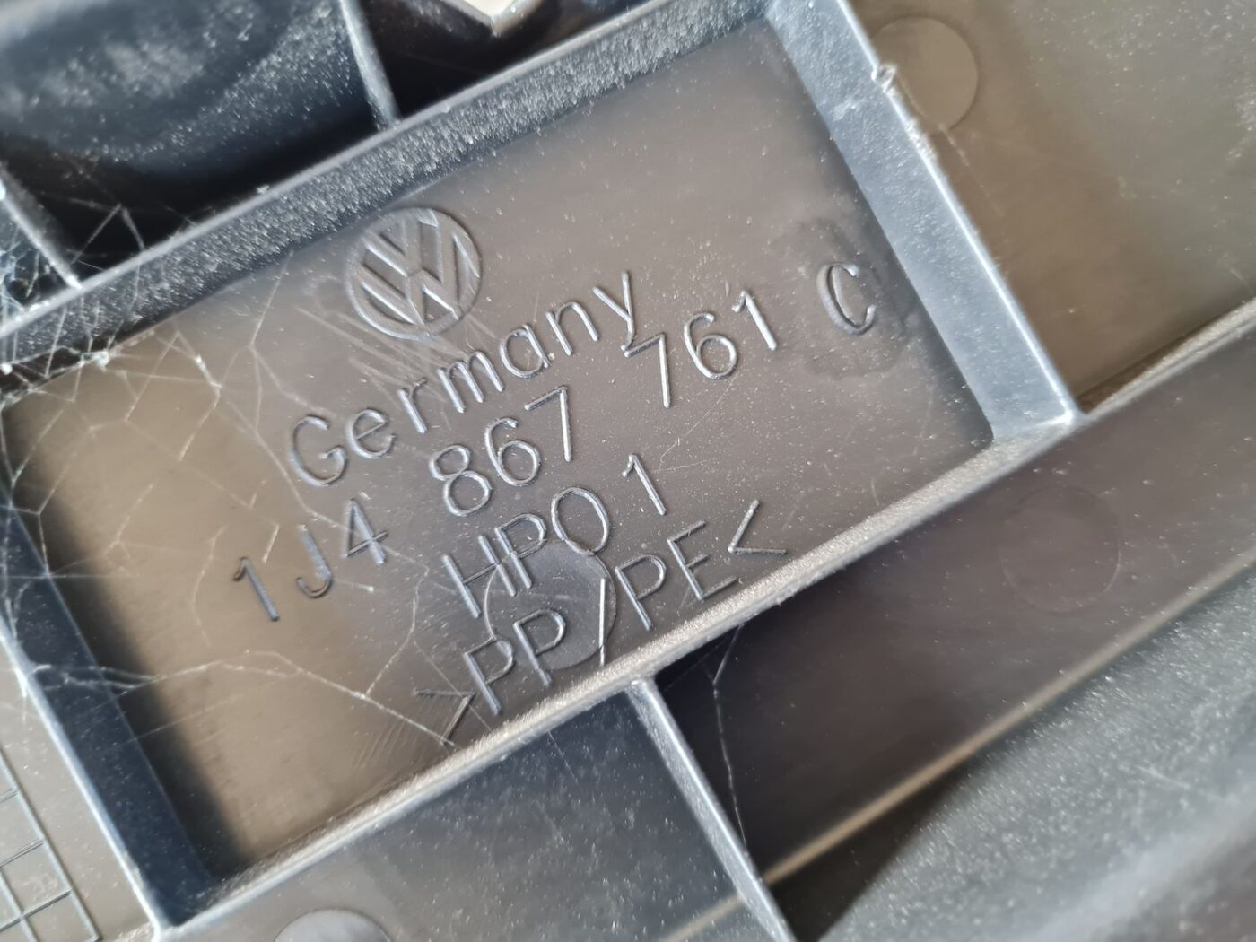 Bagāžnieka žalūziju sliedes priekš VW GOLF IV 1999 3 Bagāžnieka žalūziju sliedes priekš VW GOLF IV 1999