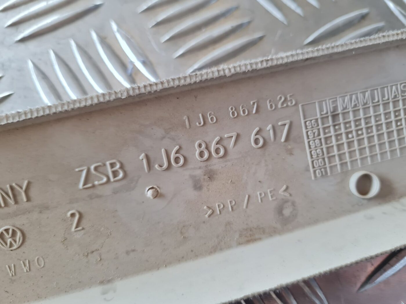 Bagāžnieka nodalījuma griestu uzlika priekš VW GOLF IV 1999 3 Bagāžnieka nodalījuma griestu uzlika priekš VW GOLF IV 1999