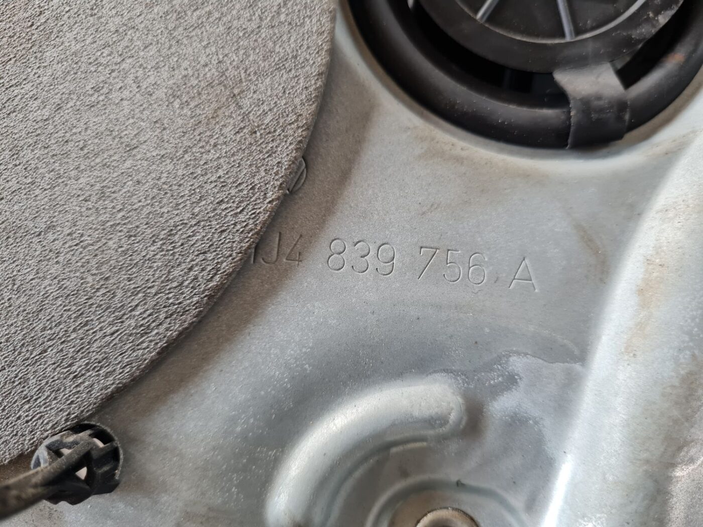 Stikla pacelšanas mehānisma panele priekš VW GOLF IV 1999 2 Stikla pacelšanas mehānisma panele priekš VW GOLF IV 1999