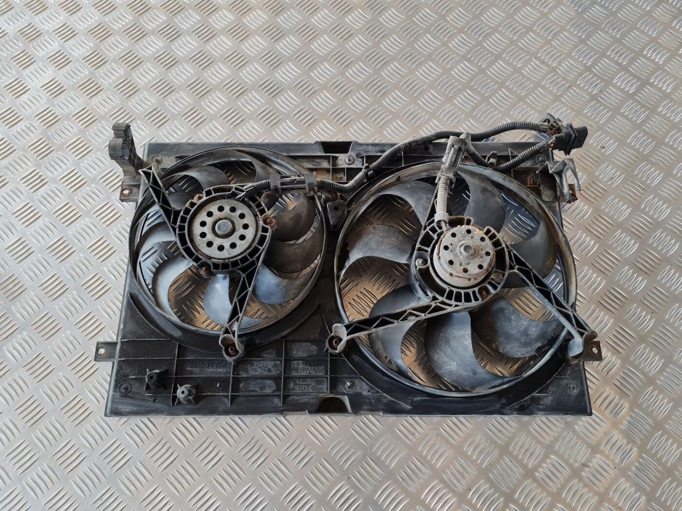 Dzesēšanas radiatora ventilators priekš VW GOLF IV 1999 2 Dzesēšanas radiatora ventilators priekš VW GOLF IV 1999