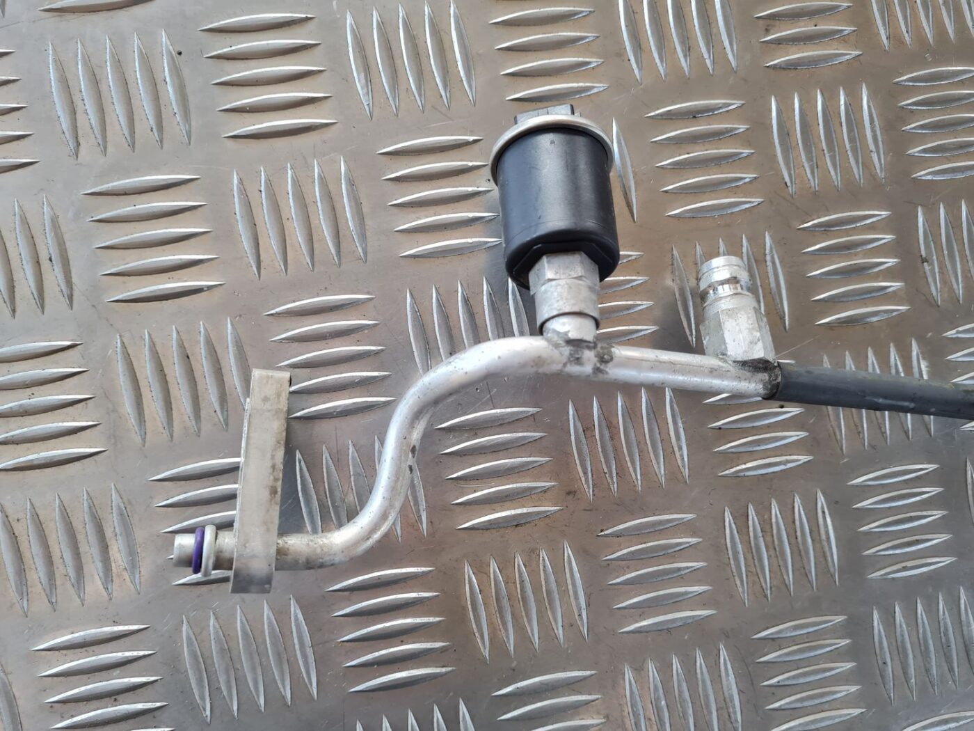 Gaisa kondicioniera galvenā caurule priekš VW GOLF IV 1999 2 Gaisa kondicioniera galvenā caurule priekš VW GOLF IV 1999