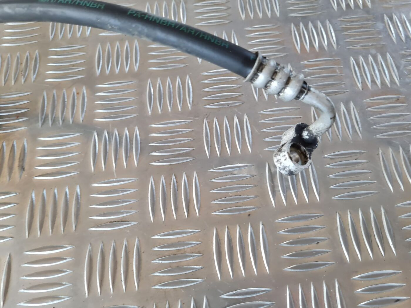 Gaisa kondicioniera galvenā caurule priekš VW GOLF IV 1999 6 Gaisa kondicioniera galvenā caurule priekš VW GOLF IV 1999