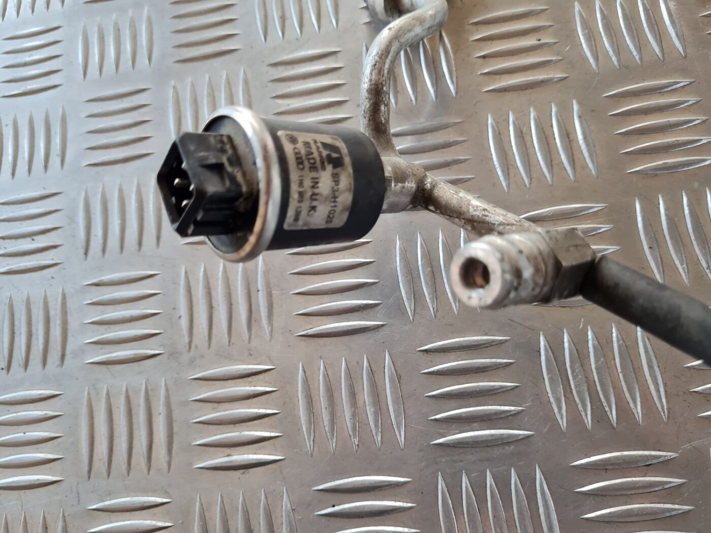 Gaisa kondicioniera galvenā caurule priekš VW GOLF IV 1999 5 Gaisa kondicioniera galvenā caurule priekš VW GOLF IV 1999