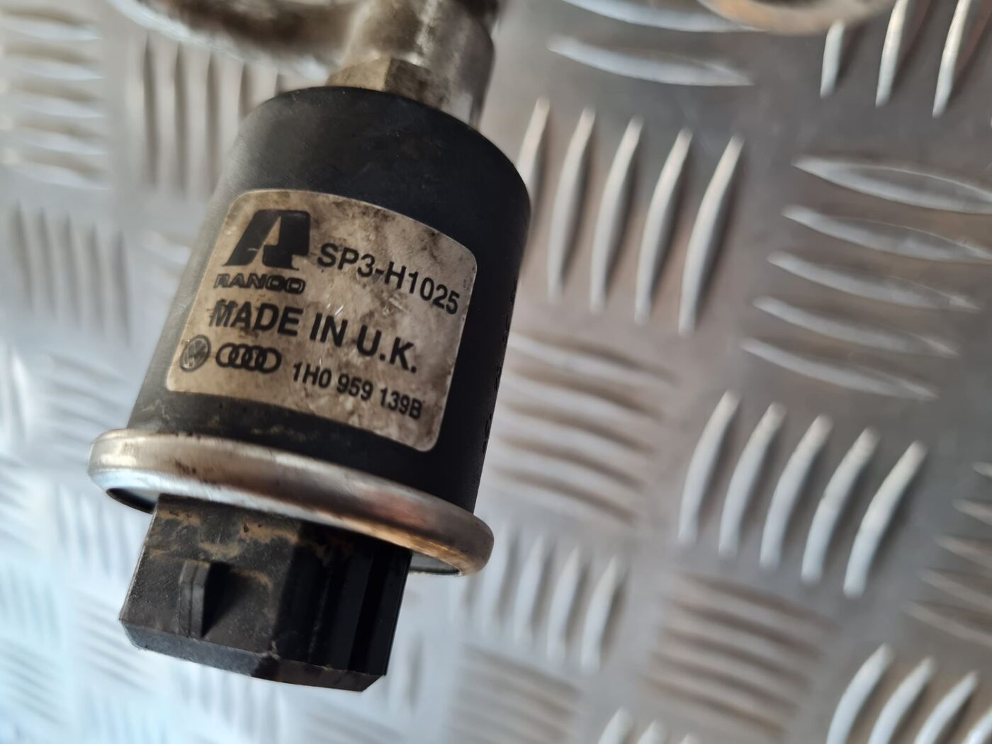 Gaisa kondicioniera galvenā caurule priekš VW GOLF IV 1999 3 Gaisa kondicioniera galvenā caurule priekš VW GOLF IV 1999