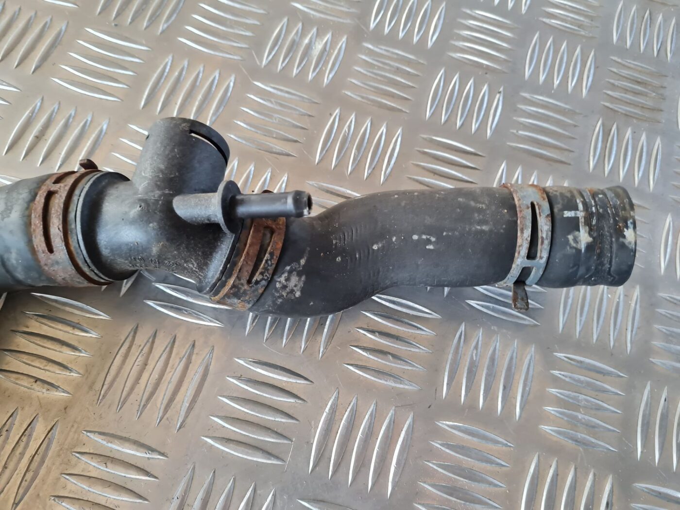 Dzesēšanas caurule priekš VW GOLF IV 1999 2 Dzesēšanas caurule priekš VW GOLF IV 1999