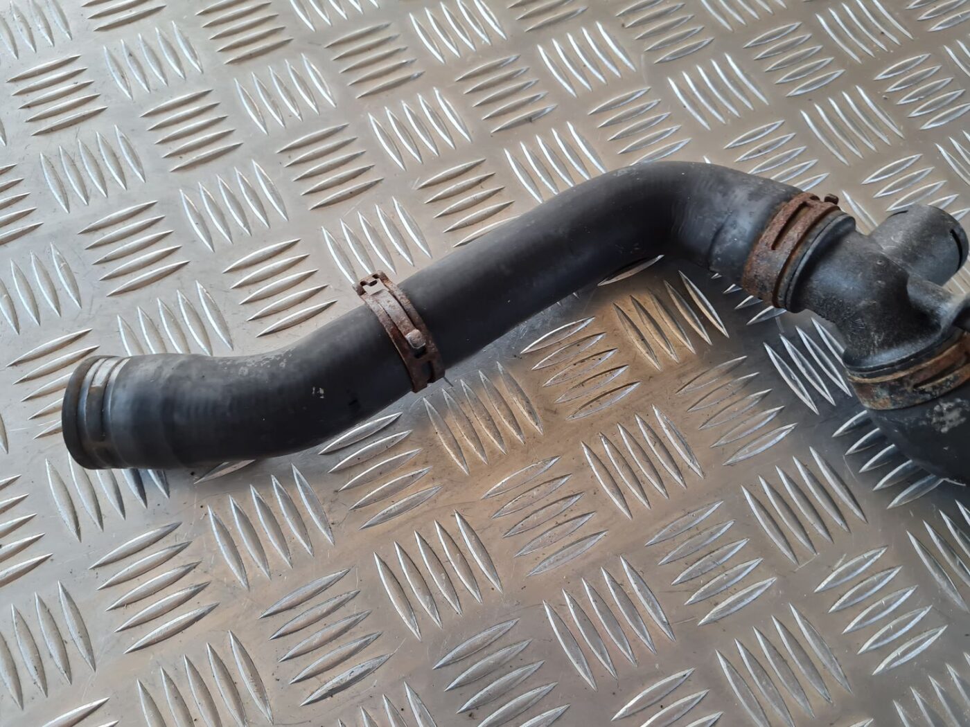 Dzesēšanas caurule priekš VW GOLF IV 1999 6 Dzesēšanas caurule priekš VW GOLF IV 1999