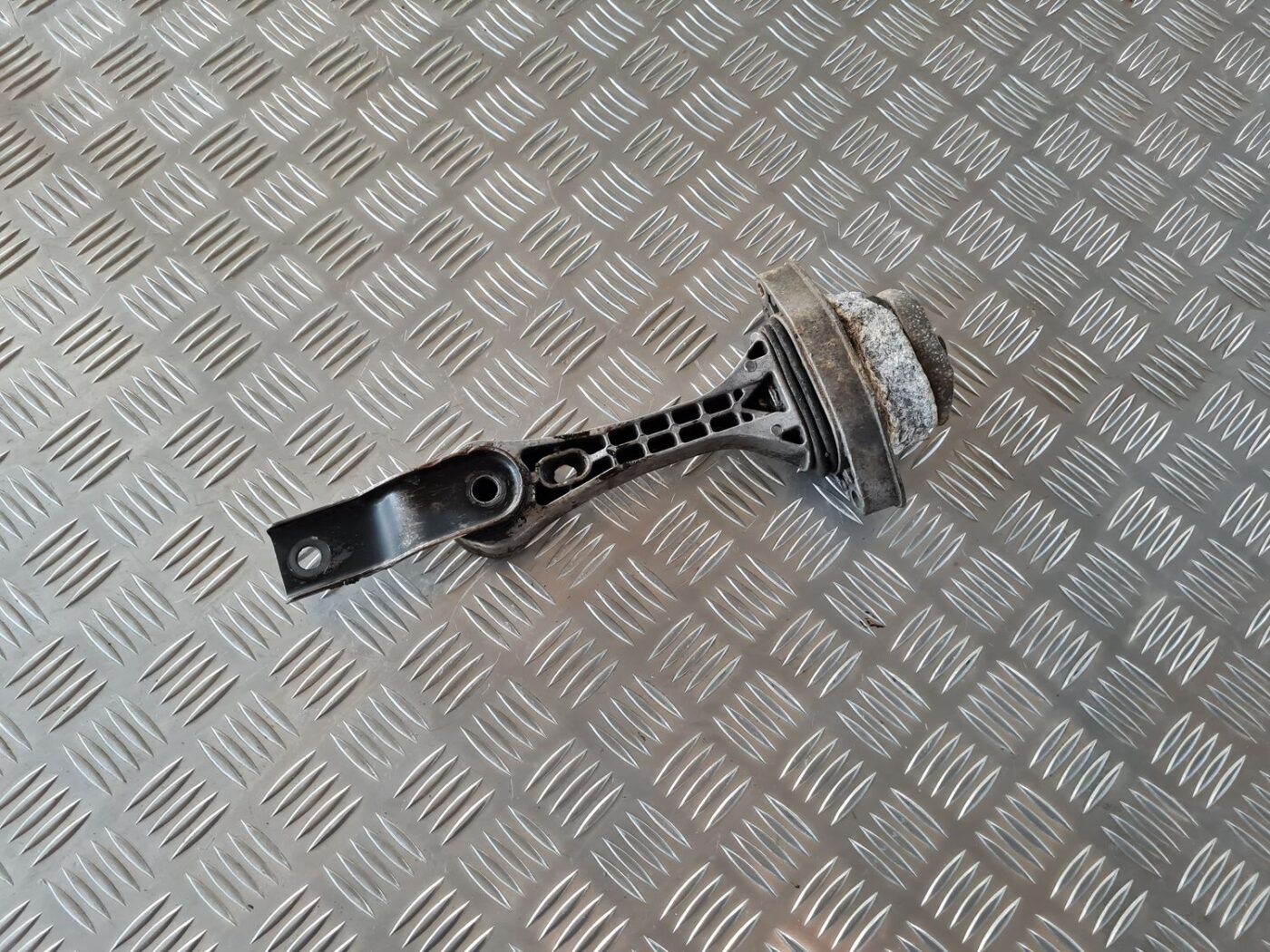 Dzinēja spilvens priekš VW GOLF IV 1999 1 Dzinēja spilvens priekš VW GOLF IV 1999