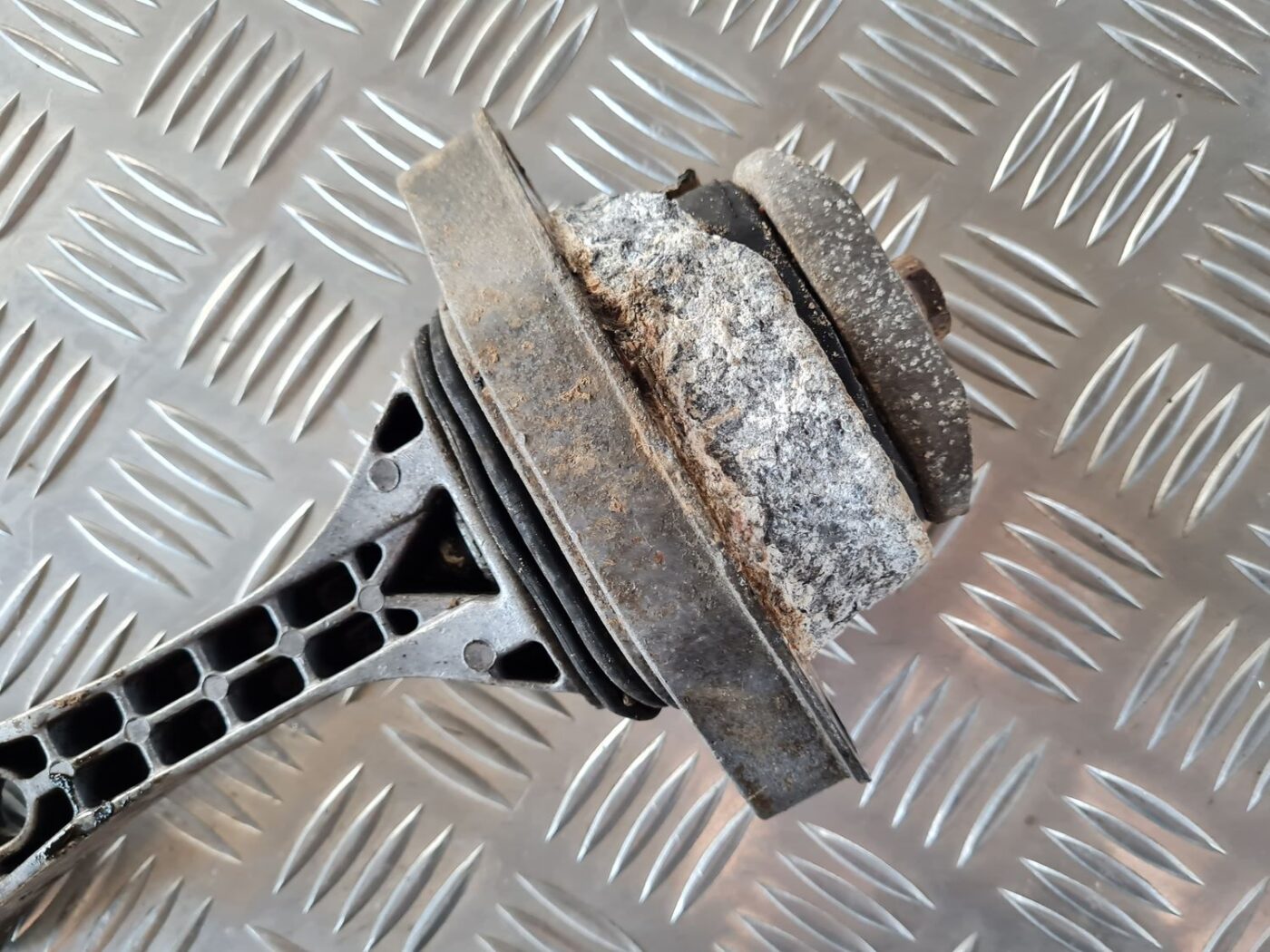 Dzinēja spilvens priekš VW GOLF IV 1999 2 Dzinēja spilvens priekš VW GOLF IV 1999