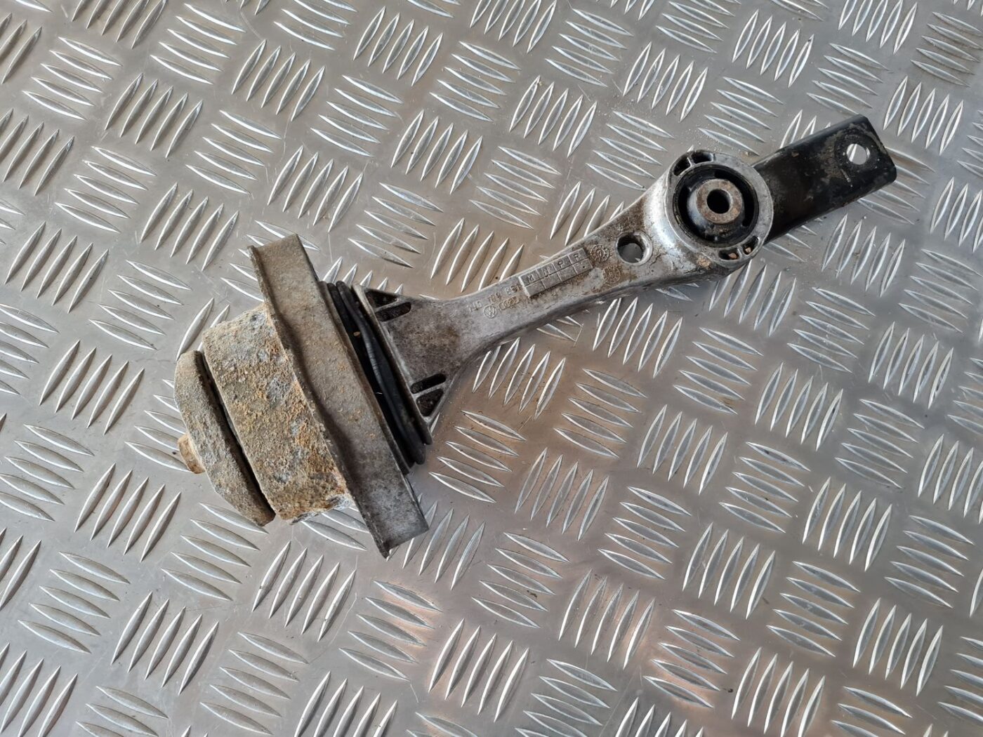 Dzinēja spilvens priekš VW GOLF IV 1999 4 Dzinēja spilvens priekš VW GOLF IV 1999