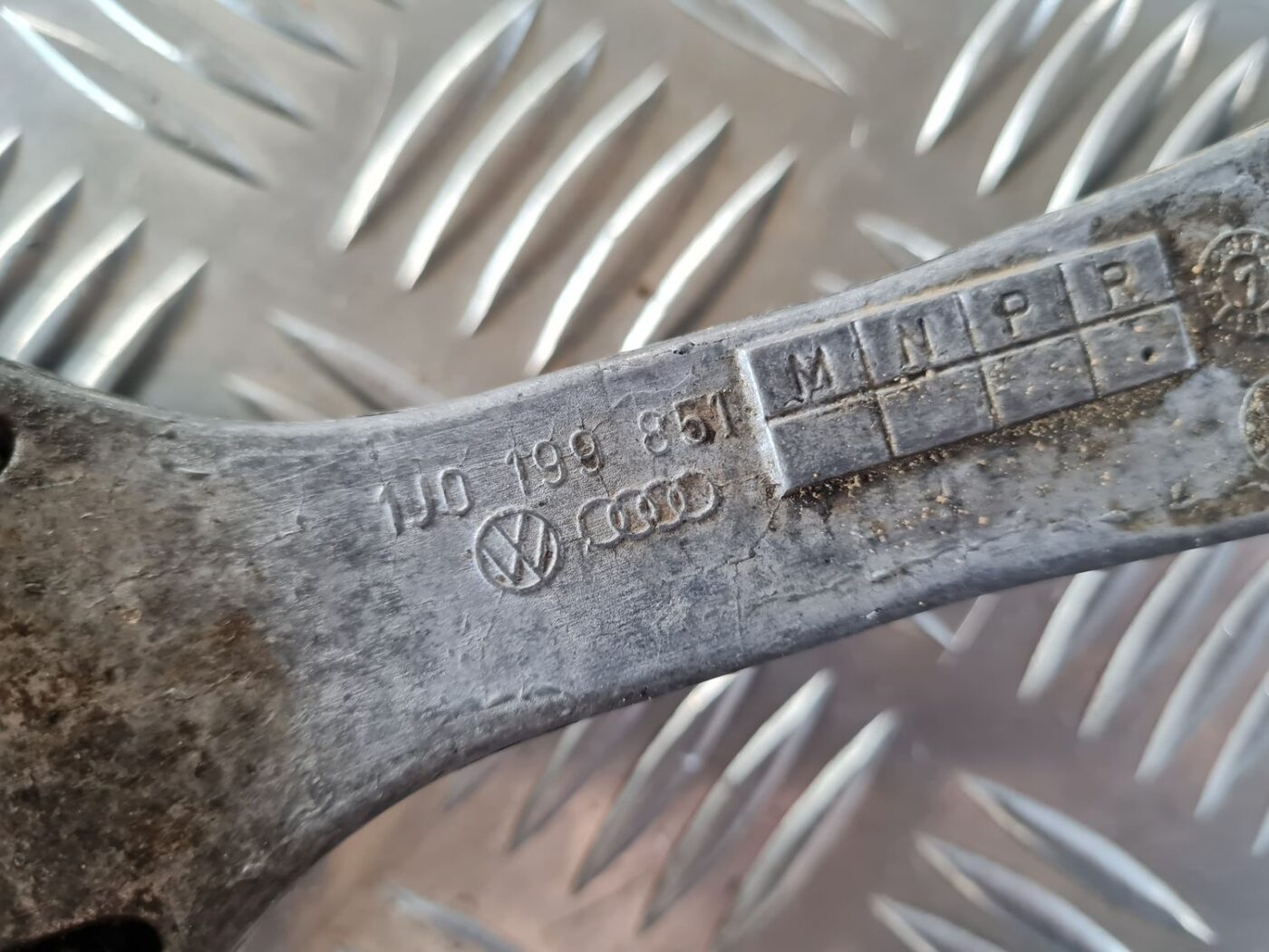 Dzinēja spilvens priekš VW GOLF IV 1999 3 Dzinēja spilvens priekš VW GOLF IV 1999