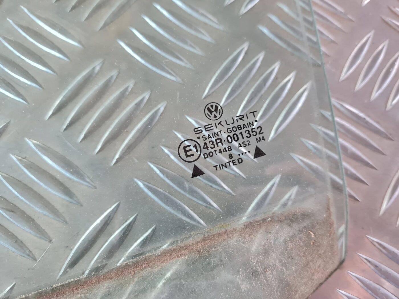 Aizmugurējo kreiso durvju stikls priekš VW GOLF IV 1999 2 Aizmugurējo kreiso durvju stikls priekš VW GOLF IV 1999