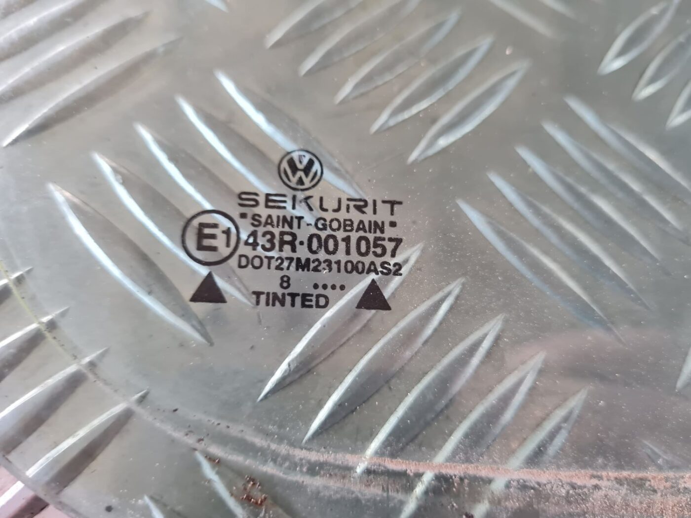 Labo durvju stūra stikls priekš VW GOLF IV 1999 2 Labo durvju stūra stikls priekš VW GOLF IV 1999