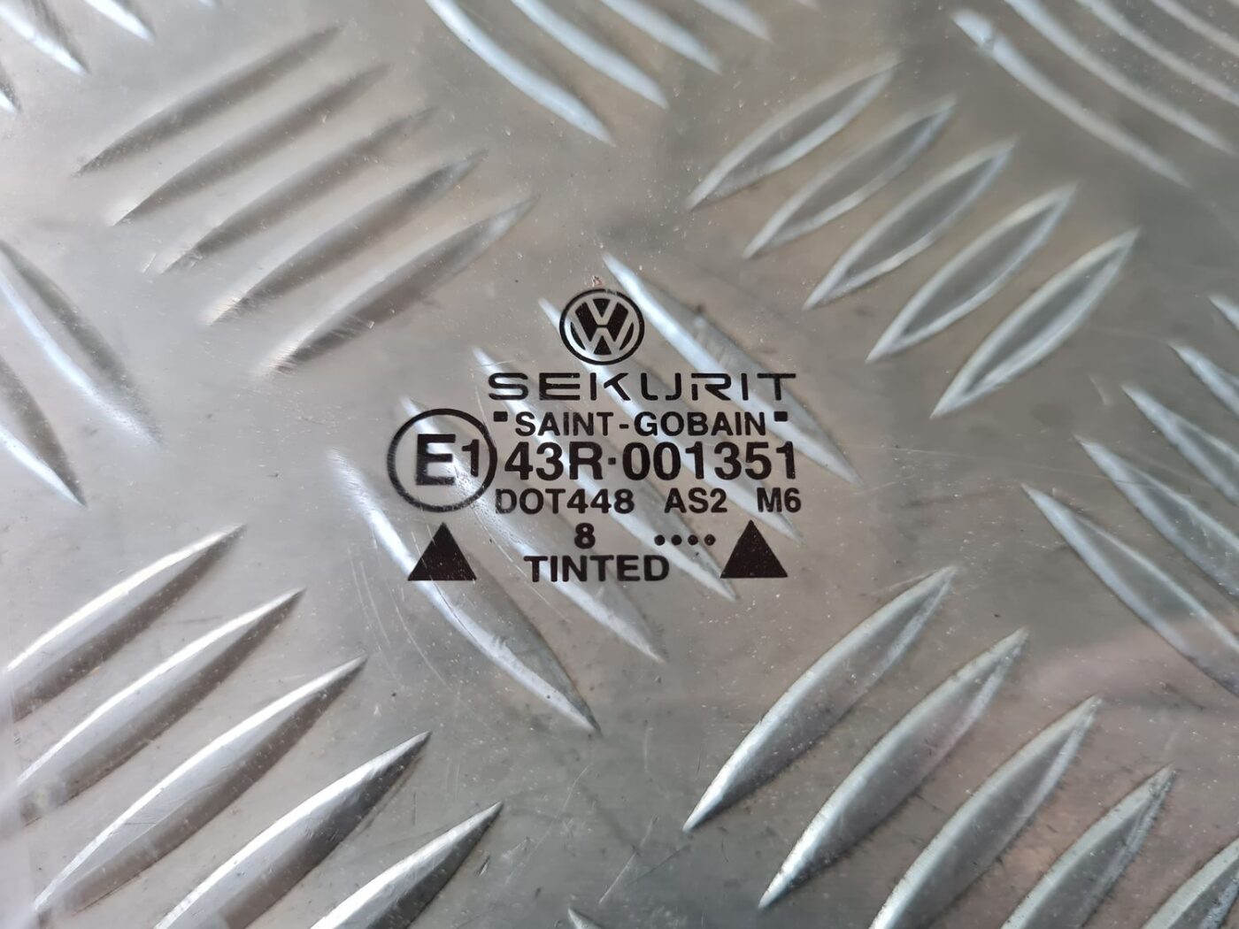 Priekšējo labo durvju stikls priekš VW GOLF IV 1999 2 Priekšējo labo durvju stikls priekš VW GOLF IV 1999