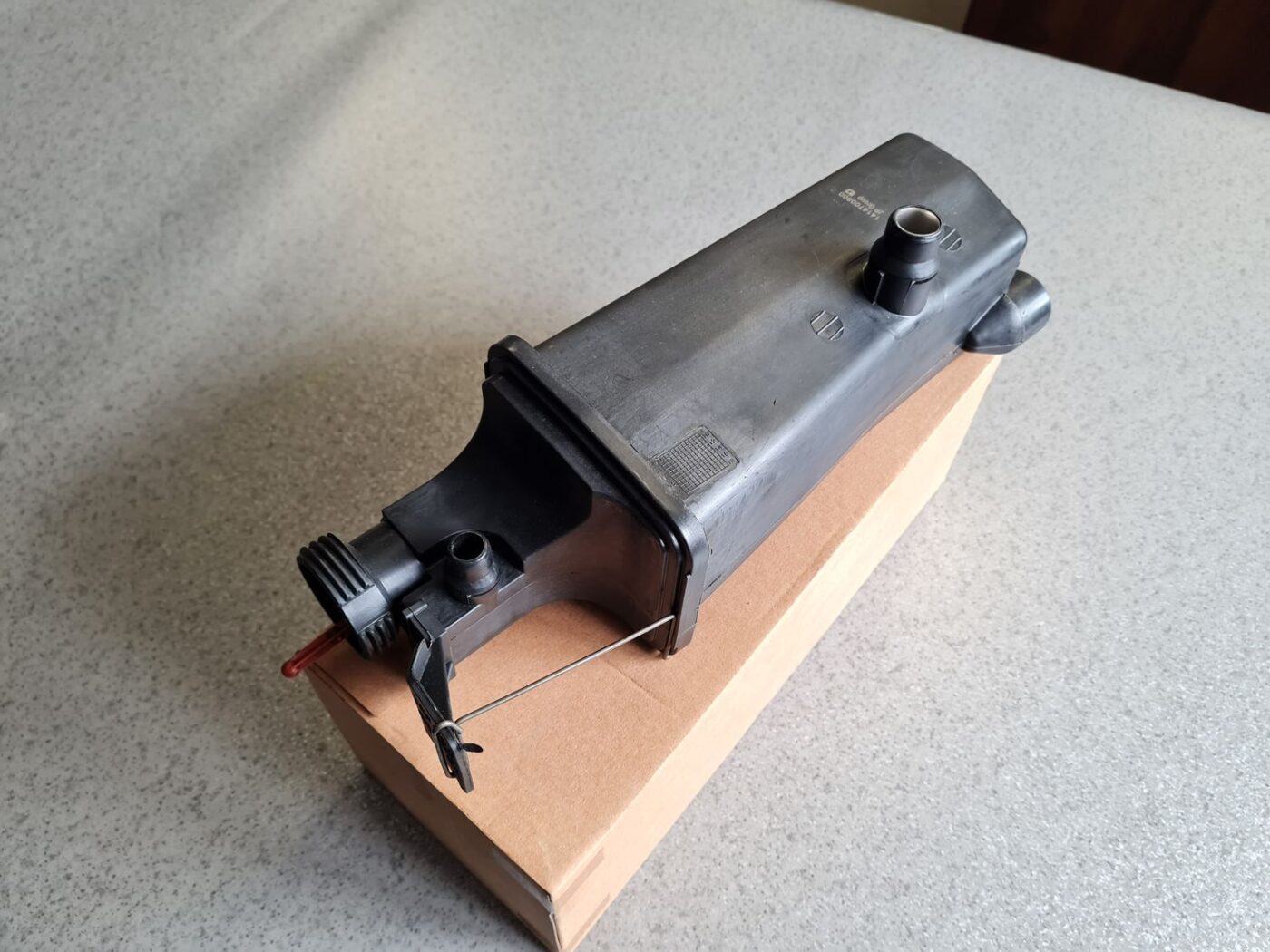 Dzesēšanas šķidruma tvertne priekš 2 Dzesēšanas šķidruma tvertne priekš