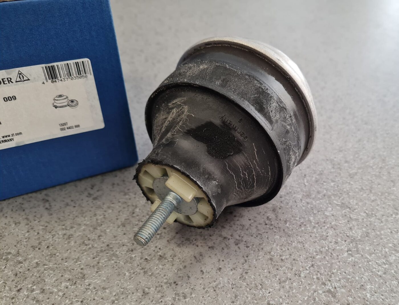 Dzinēja spilvens priekš 2 Dzinēja spilvens priekš