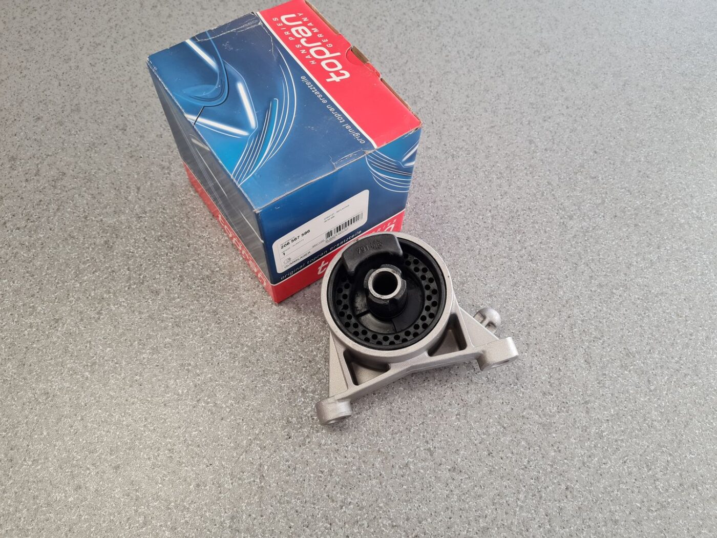 Dzinēja spilvens priekš 1 Dzinēja spilvens priekš