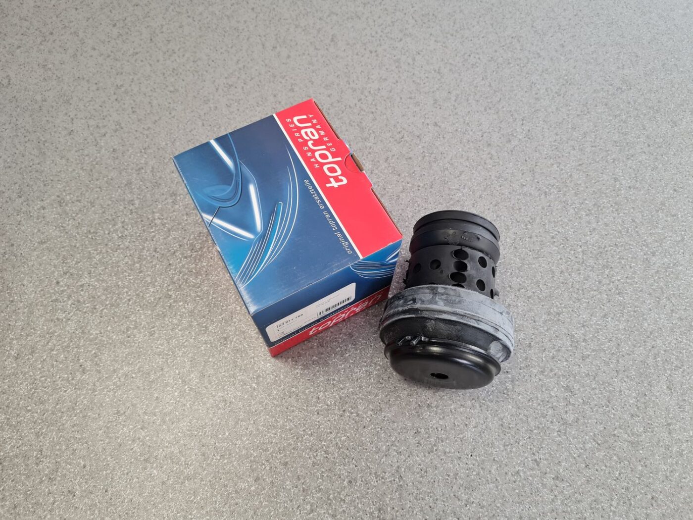 Dzinēja spilvens priekš 1 Dzinēja spilvens priekš