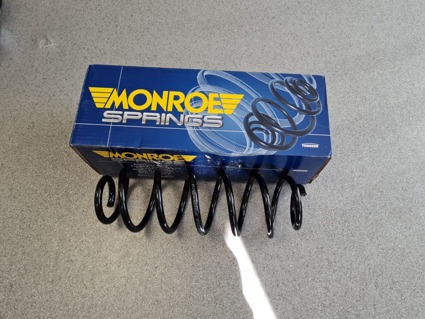 Aizmugurējā atspere priekš 1 Aizmugurējā atspere priekš