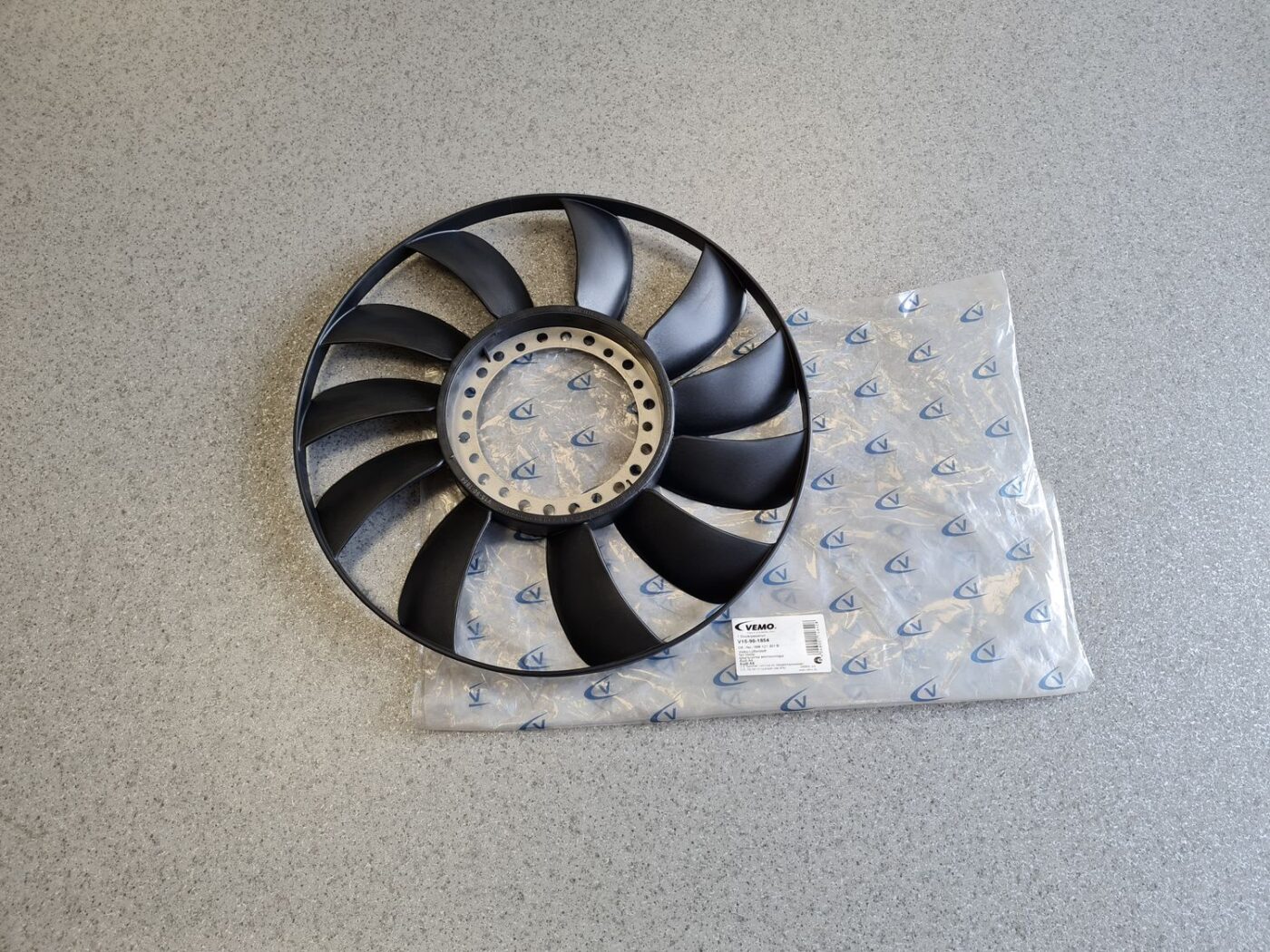Dzesēšanas radiatora ventilators priekš 1 Dzesēšanas radiatora ventilators priekš