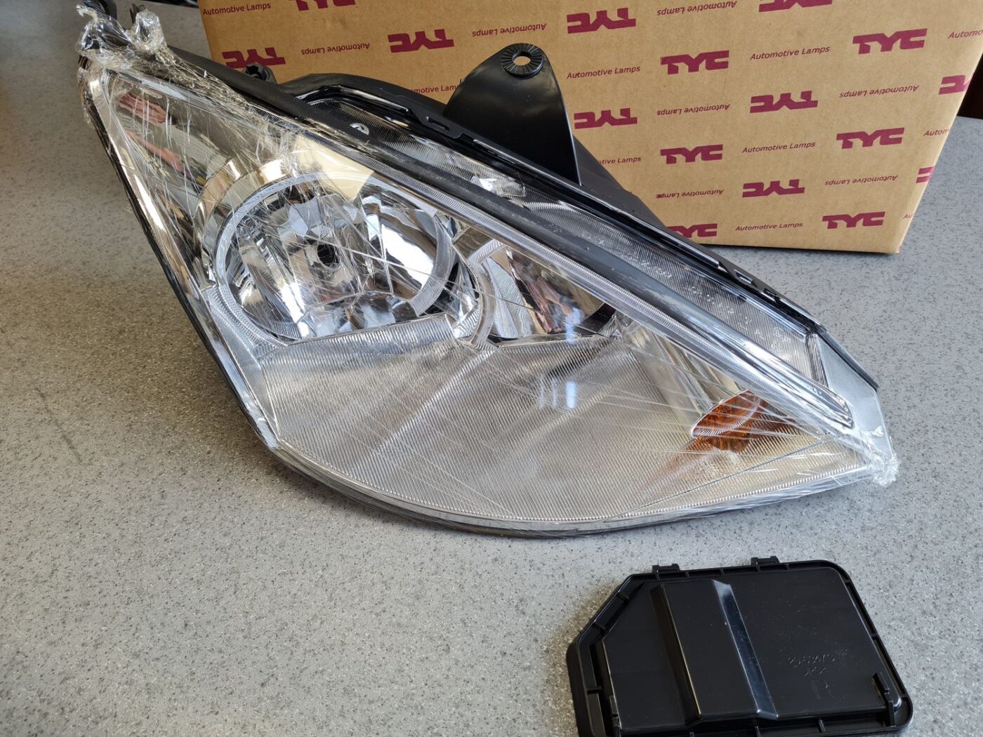 Priekšējais labais lukturis priekš 9 Priekšējais labais lukturis priekš