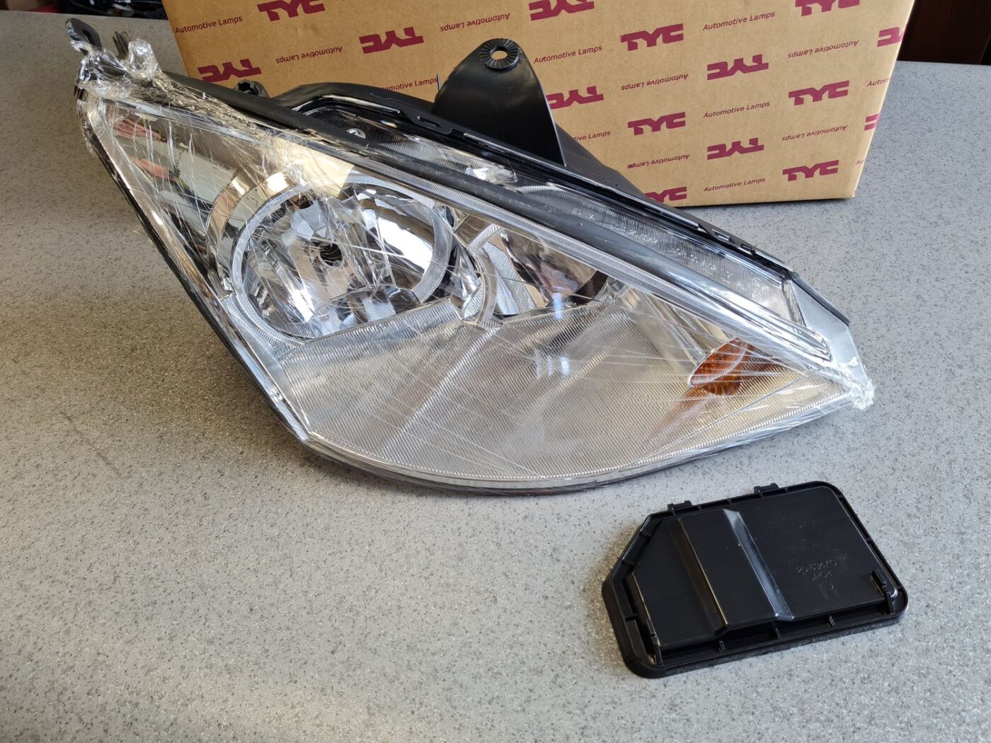 Priekšējais labais lukturis priekš 8 Priekšējais labais lukturis priekš