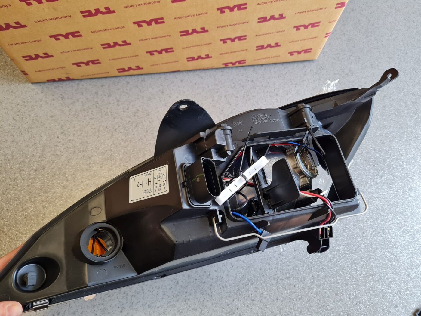 Priekšējais labais lukturis priekš 4 Priekšējais labais lukturis priekš