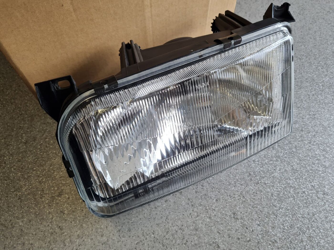 Priekšējais labais lukturis priekš 2 Priekšējais labais lukturis priekš