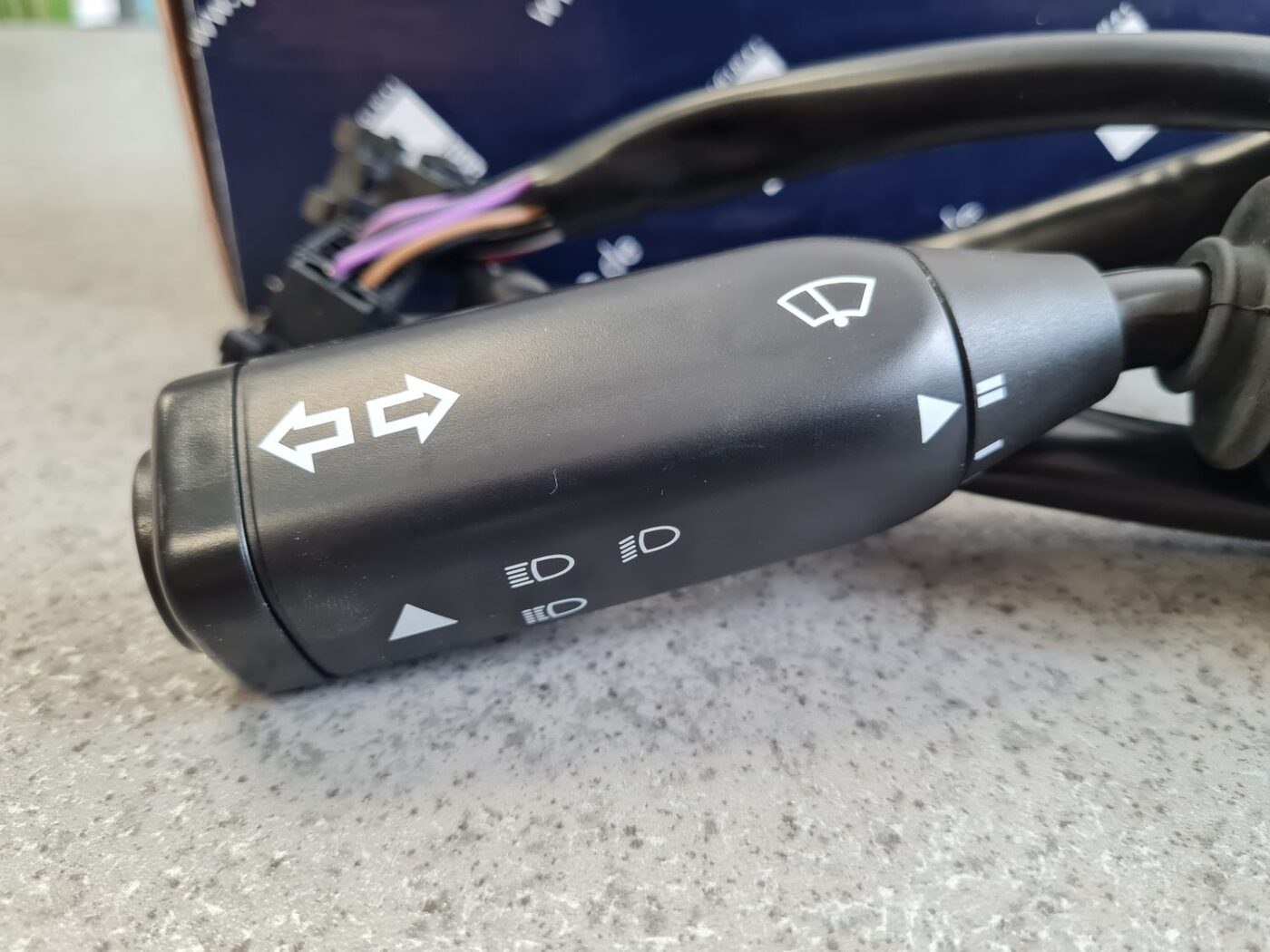 Stūres daudzfunkcionālais slēdzis priekš 2 Stūres daudzfunkcionālais slēdzis priekš