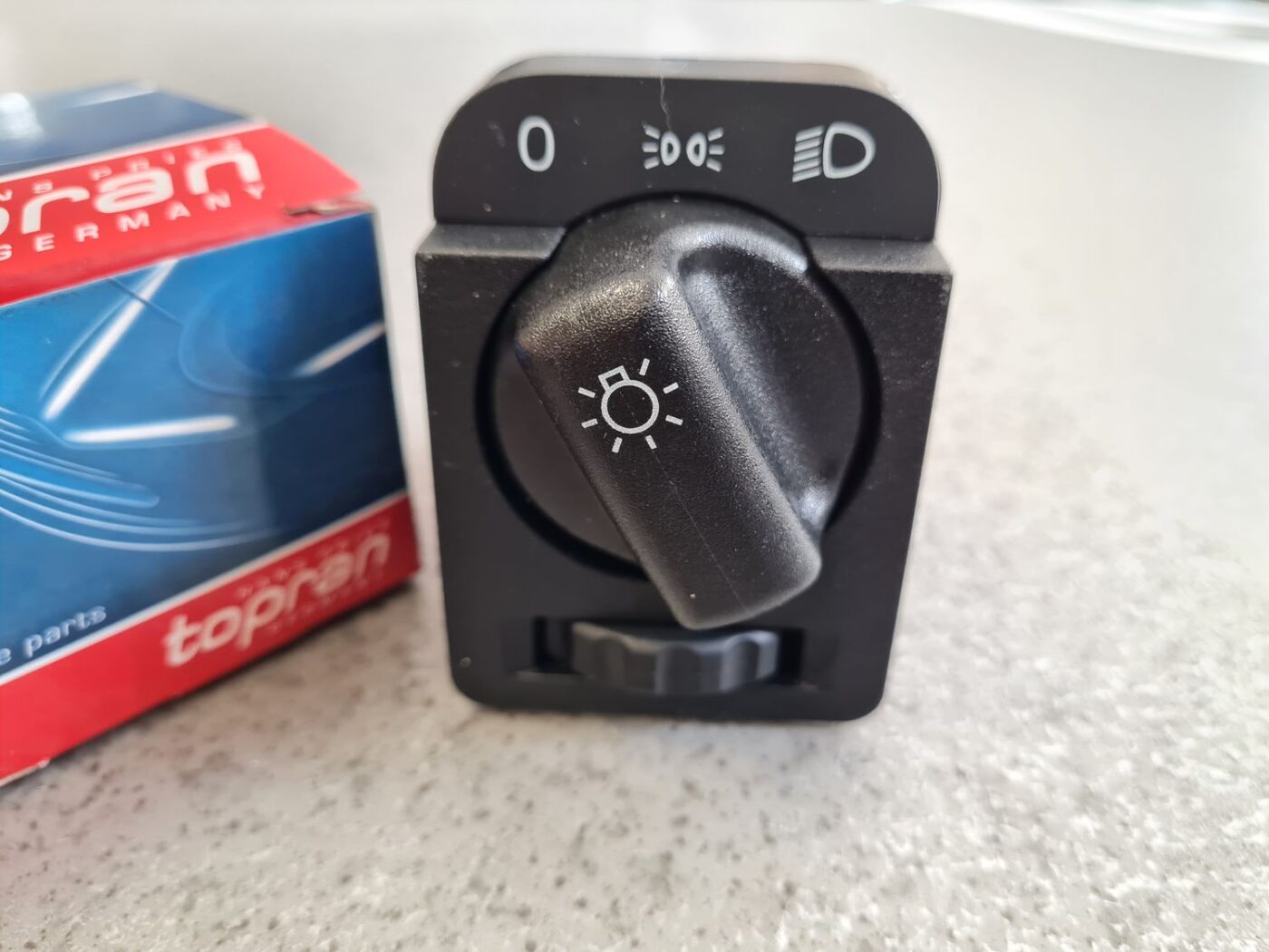 Gaismas slēdzis priekš 2 Gaismas slēdzis priekš