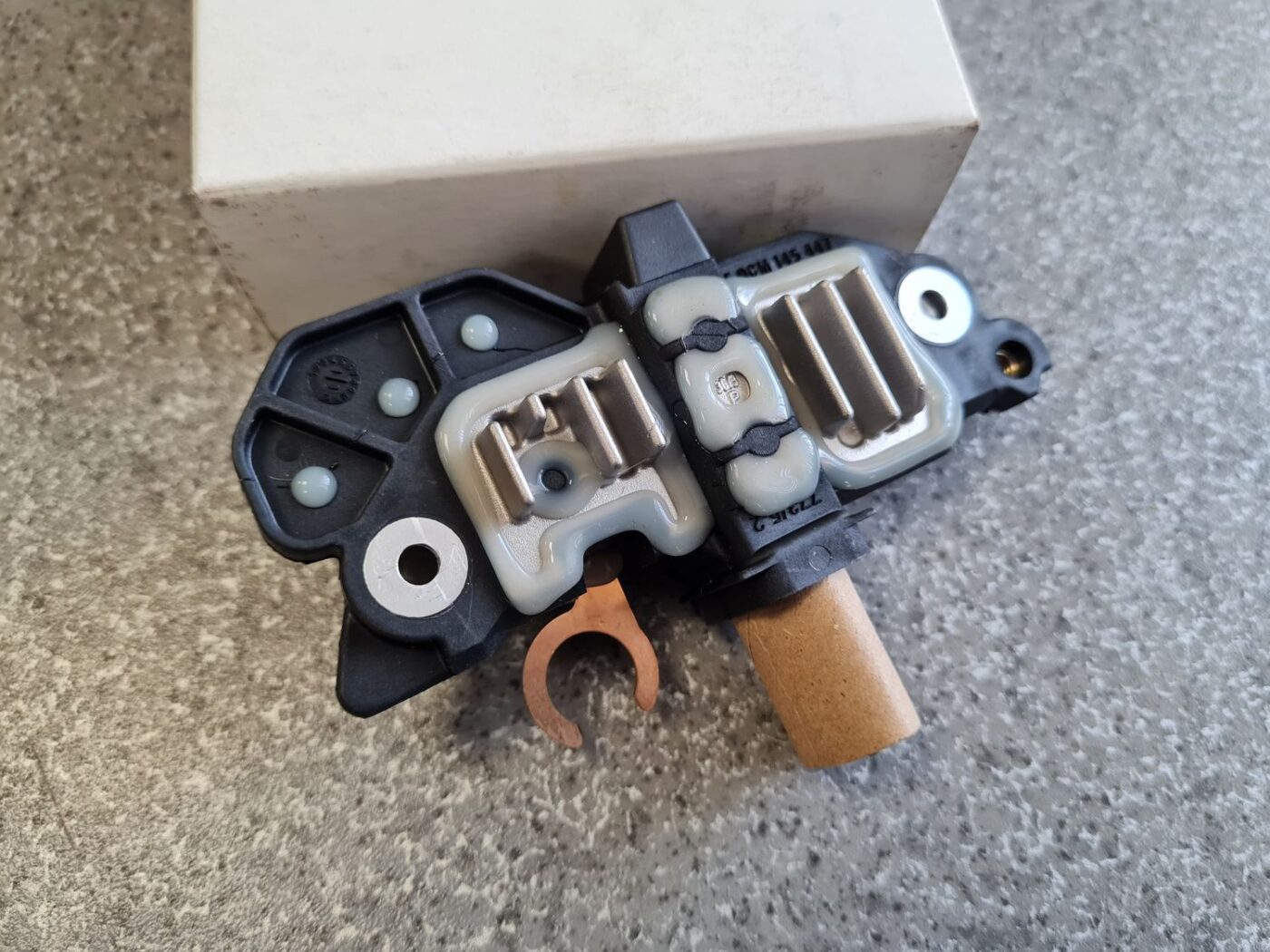 Ģeneratora sprieguma regulators priekš 4 Ģeneratora sprieguma regulators priekš