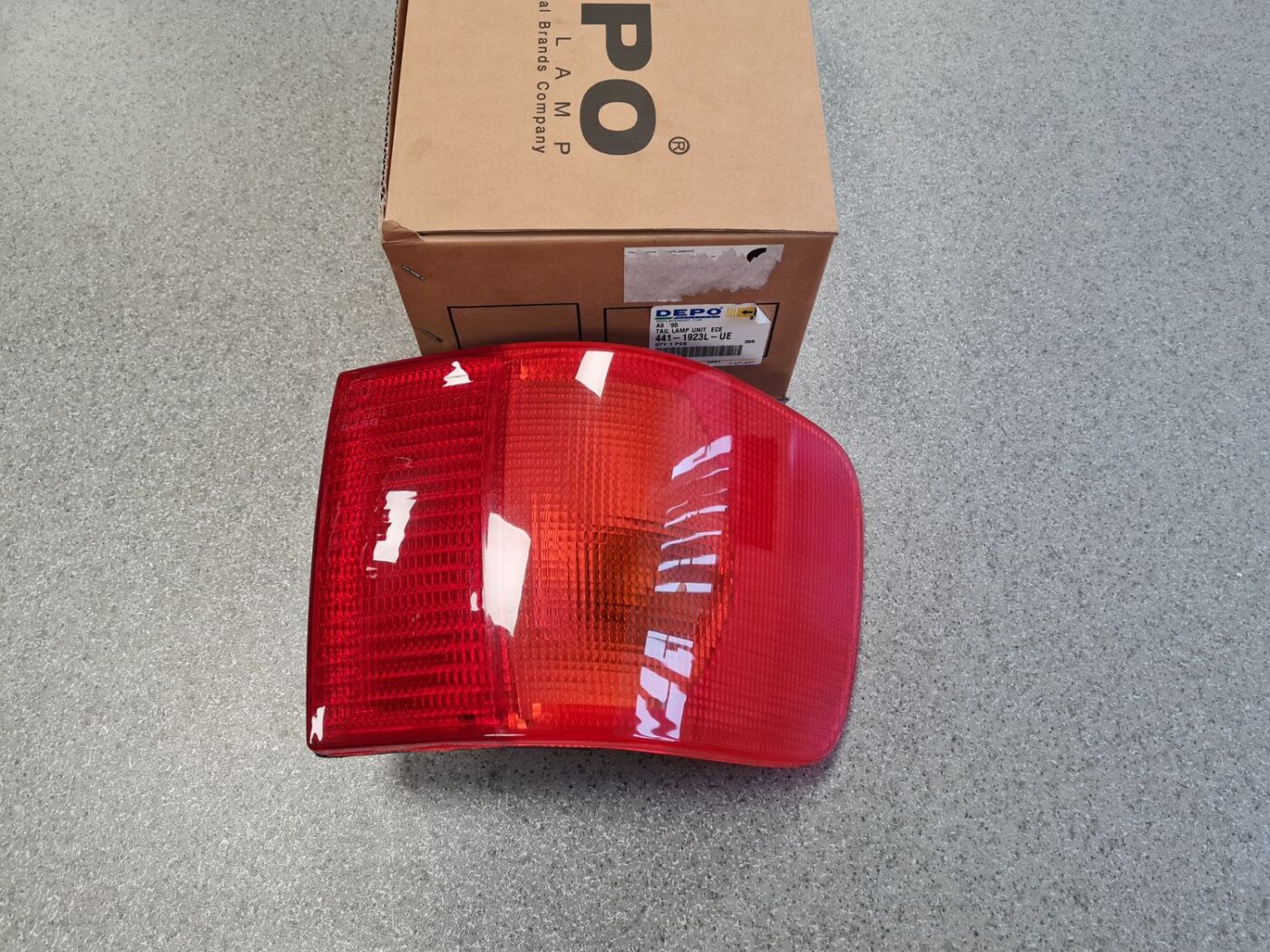 Aizmugurējais kreisais lukturis priekš 1 Aizmugurējais kreisais lukturis priekš