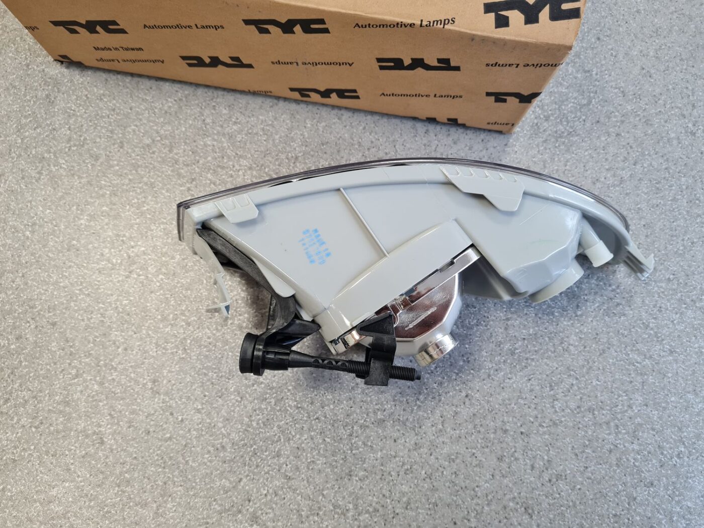 Miglas lukturis priekšā labajā pusē priekš 8 Miglas lukturis priekšā labajā pusē priekš