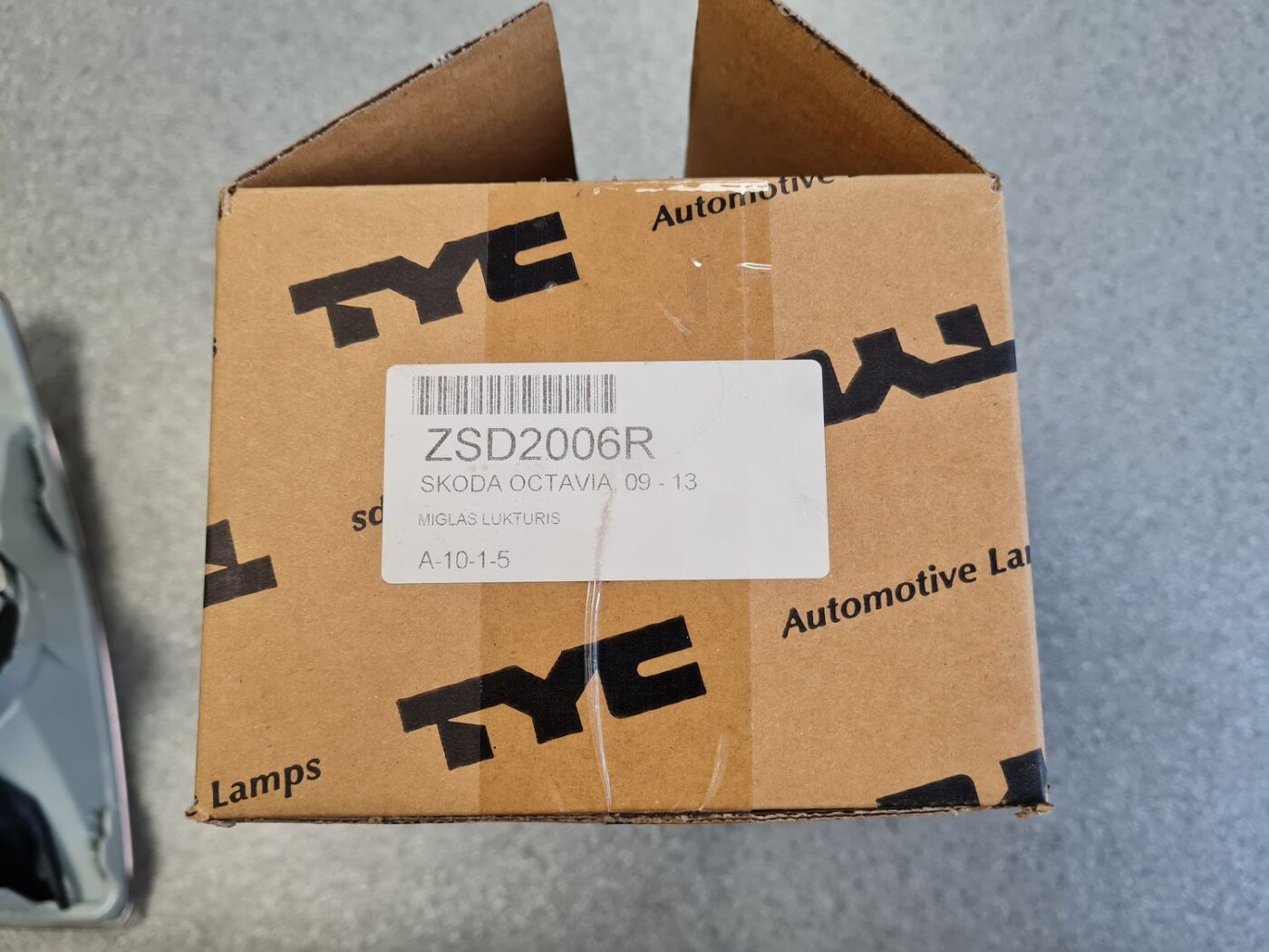 Miglas lukturis priekšā labajā pusē priekš 4 Miglas lukturis priekšā labajā pusē priekš