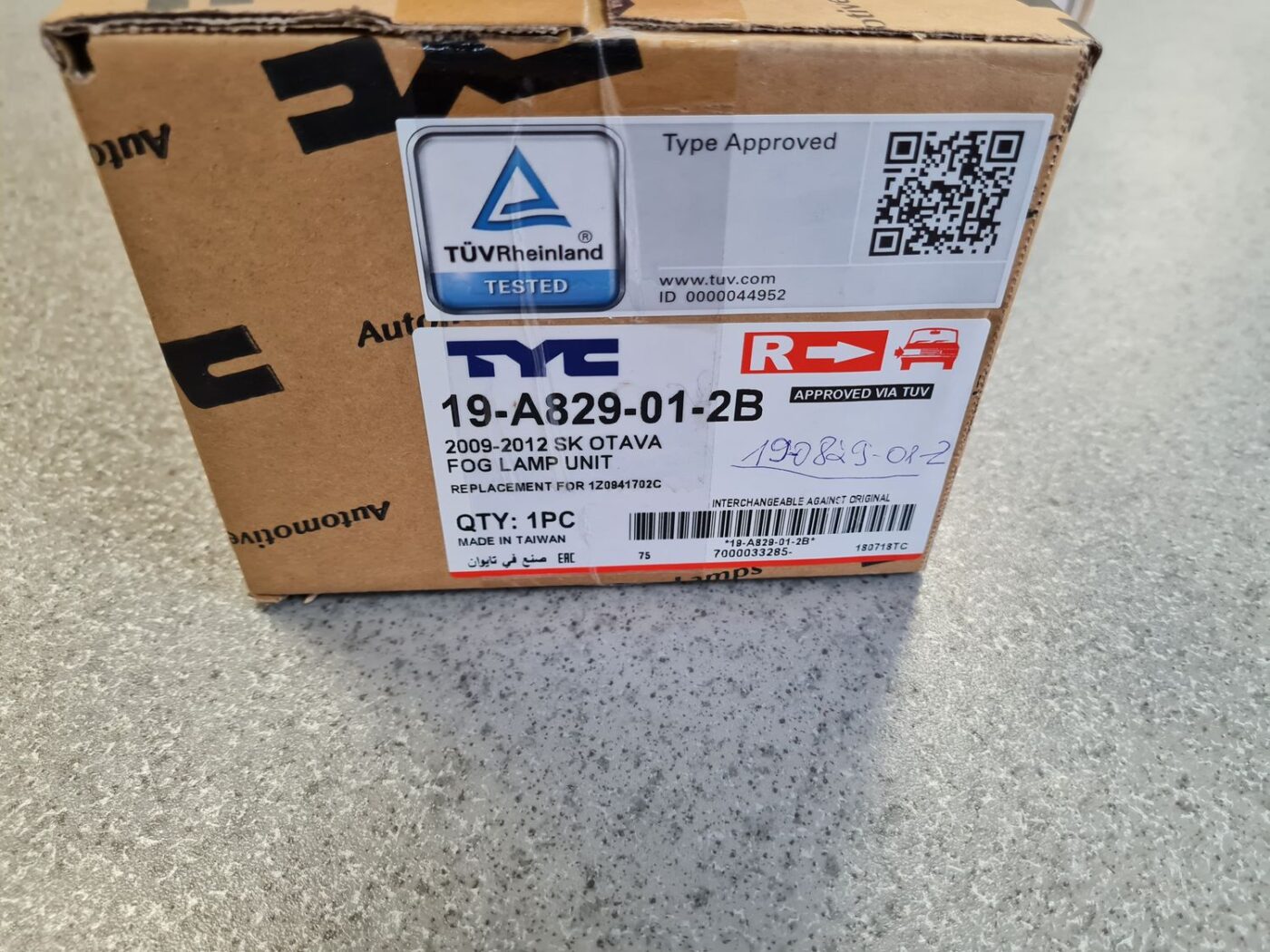 Miglas lukturis priekšā labajā pusē priekš 3 Miglas lukturis priekšā labajā pusē priekš